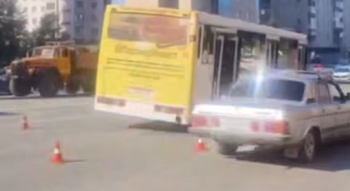 В Новосибирске водитель автобуса умер за рулем и протаранил три машины. Фото: t.me/mash_siberia