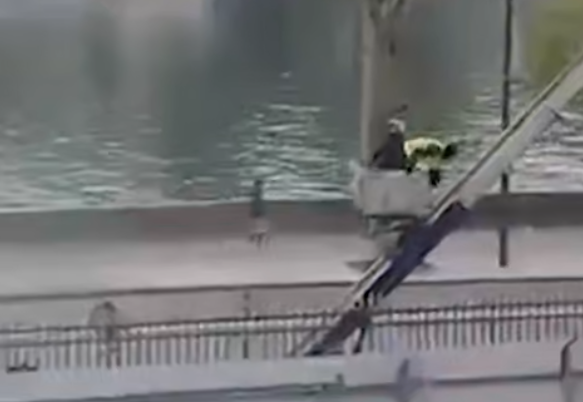 Воришки легко покинули Лувр на обычной подъемнике. ФОТО: соцсети