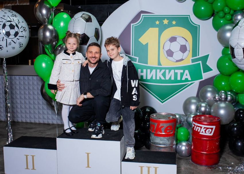 Сергей Лазарев с дочкой и сыном. Фото: Telegram / @lazarev_official