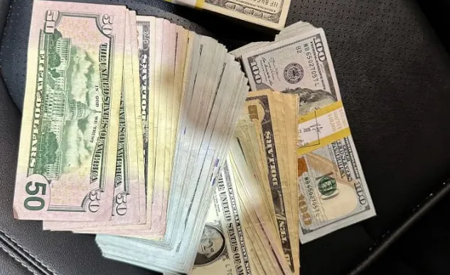 Во Флориде мужчина нашел в туалете $30 тыс, разыскал владельца и вернул деньги. Фото: соцсети