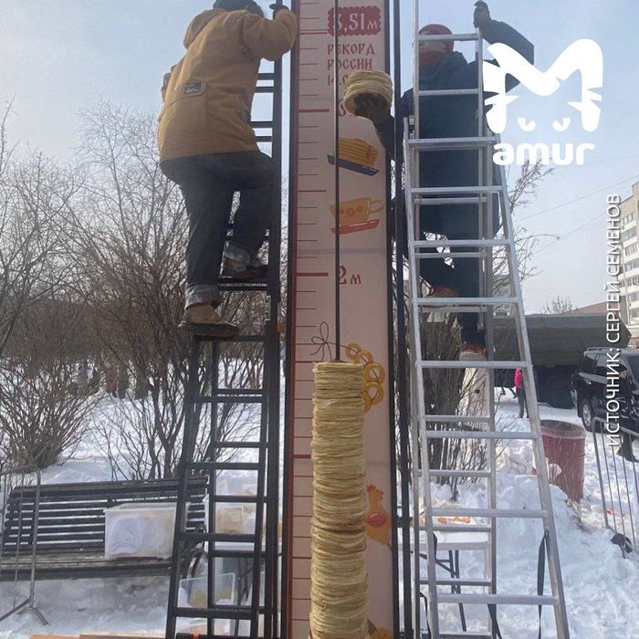 Под Хабаровском люди сделали 4-метровую башню из блинов и побили рекорд России. Фото: t.me/amur_mash