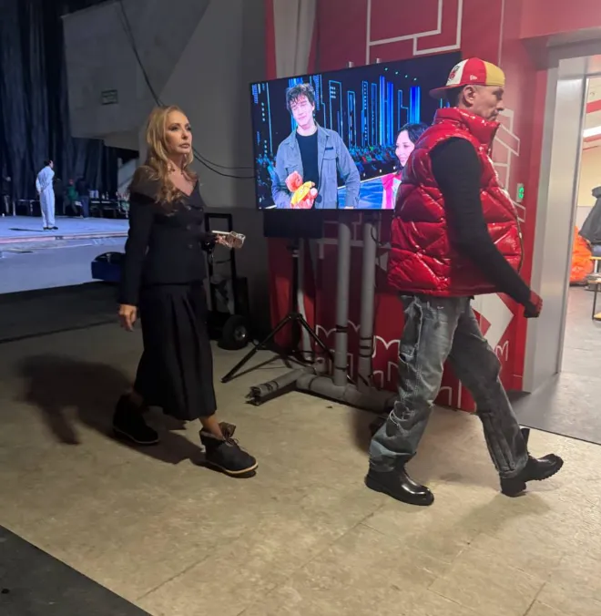 Татьяна Навка и Роман Костомаров спешат занять свои места в жюри. ФОТО: Жизнь