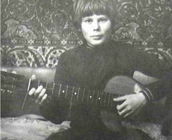 Юра Клинских сам освоил гитару. Фото: личный архив Юрия Клинских