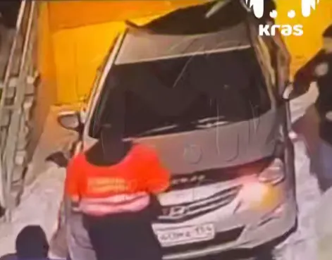 В Красноярске мужчина выпал из окна, упал на припаркованную машину и чудом выжил. Фото: t.me/kras_mash