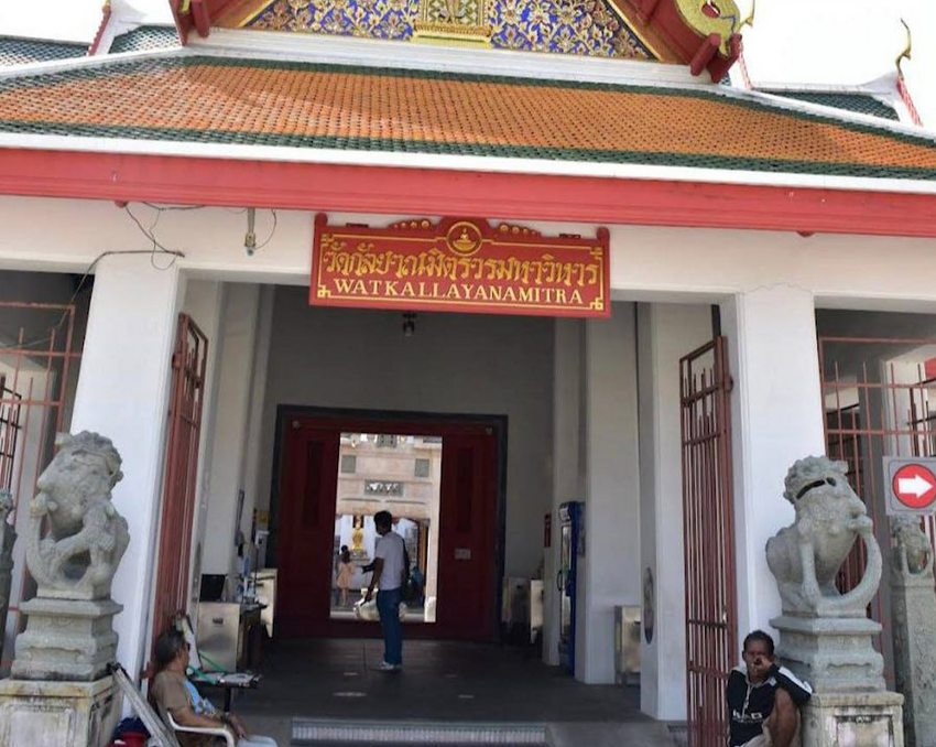 Россиянину запретили въезд в Тай на 99 лет за курение айкоса в буддийском храме. Фото: @breakingmash