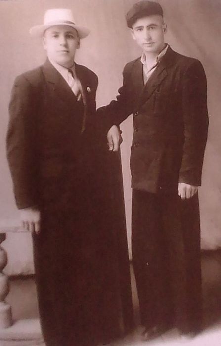 И. Костоев (справа) перед поступлением на юрфак КазГУ, г. Акмолинск, 1960. Фото: личный архив Иссы Костоева