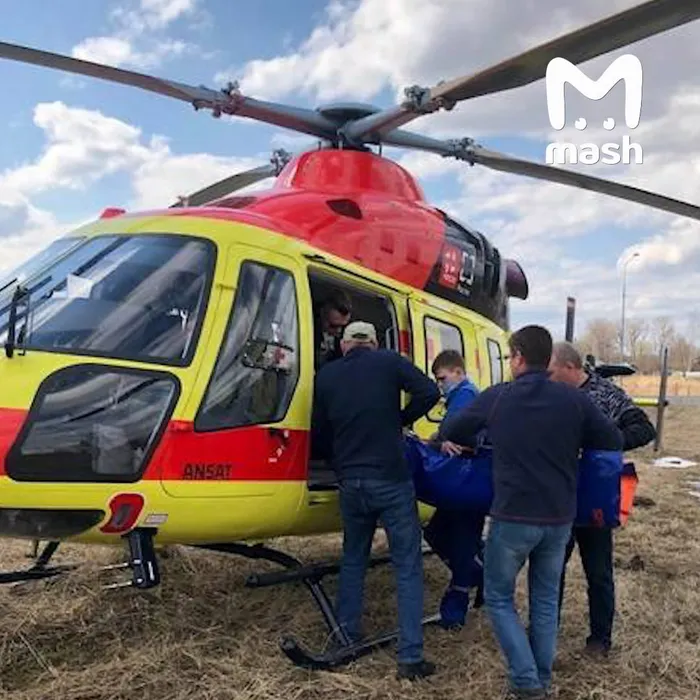 Вертолет санавиации совершил жесткую посадку в лесу. Фото: @breakingmash