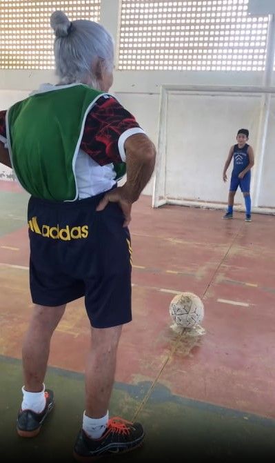 Донья Варда готовится пробить пенальти. Фото: Инстаграм (запрещён в РФ)/@_vardinha90