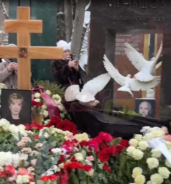 Вера Алентова упокоилась рядом с мужем Владимиром Меньшовым на Новодевичьем кладбище. Фото: t.me/SuperRu