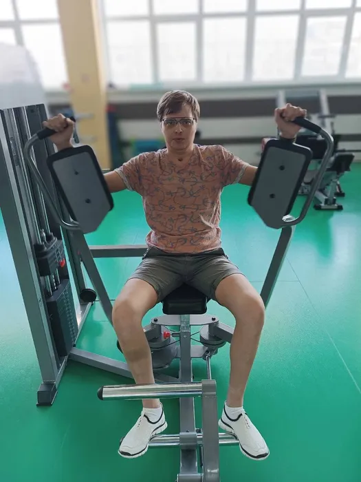 Парень старается радовать маму. Фото: личный архив