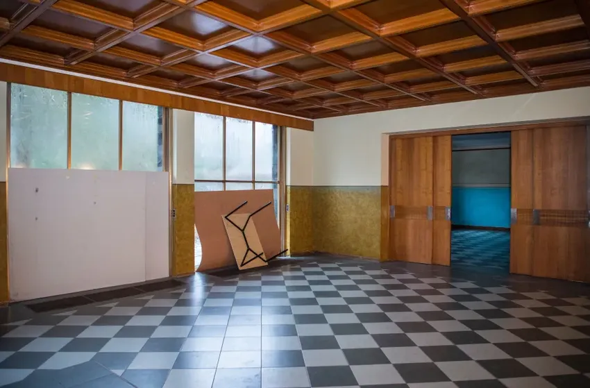 Главная гостиная виллы практически сохранила свой первозданный вид