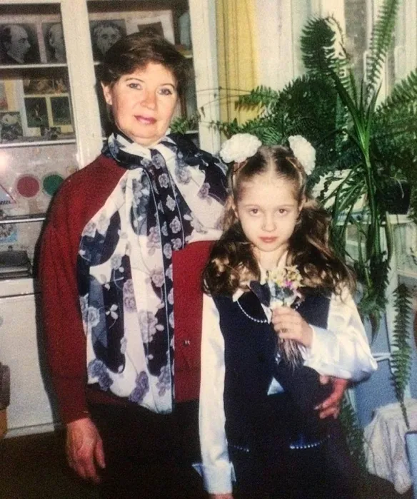 Маленькая Олеся Иванченко с бабушкой. Фото: Instagram*