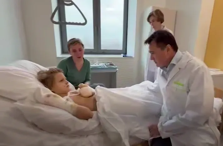 Мальчик, которому оторвало пальцы взрывом, очнулся после 6-часовой операции. Фото: t.me/shot_shot