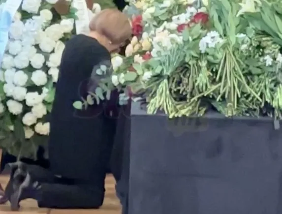 Людмила Максакова встала на колени перед гробом Ольги Чиповской. Фото: t.me/starhitru