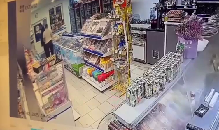 Мужчина напал на хозяйку магазина, обсчитавшую его при покупке корма для собаки. Фото: @t.me/kub_mash