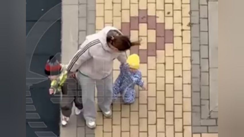 Воспиталка протащила детей по асфальту и швырнула на ступеньки. Фото: @t.me/shot_shot