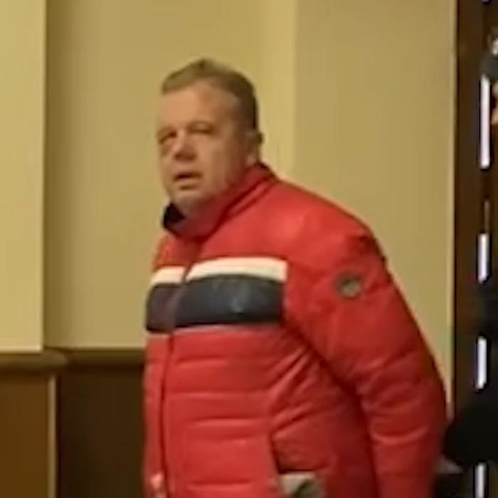 Подозреваемого привели на заседание в наручниках с синяком под глазом. Фото: t.me/shot_shot