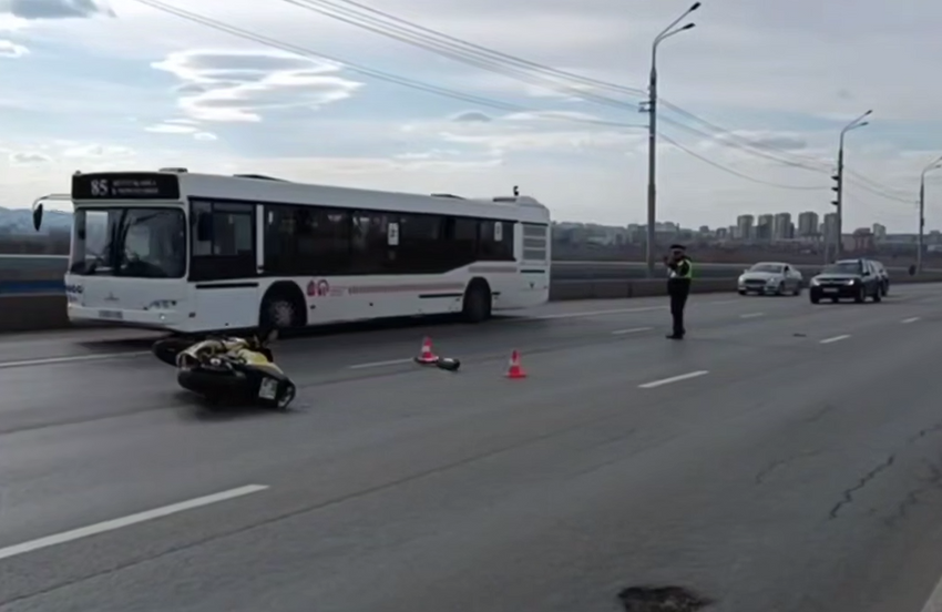 В Красноярске ребенку ампутировали ногу из-за аварии с отцом-мотоциклистом. Фото: t.me/kras_mash