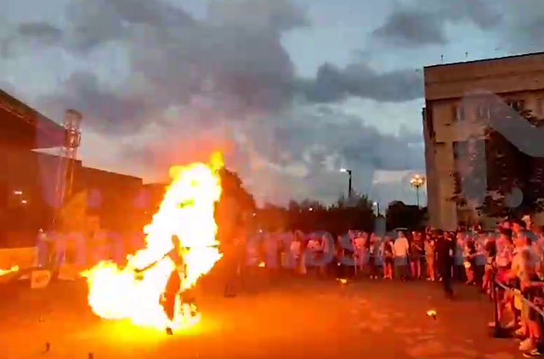 Во время выступления огонь перекинулся на рюкзак и одежду артистки. Фото: @t.me/breakingmash