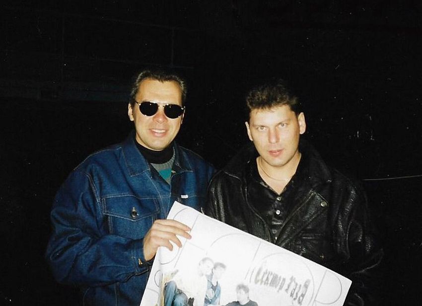 Юрий с фанатом на концерте в Набережных Челнах, 1997 год. Фото: vk.com/sektorgazamusic