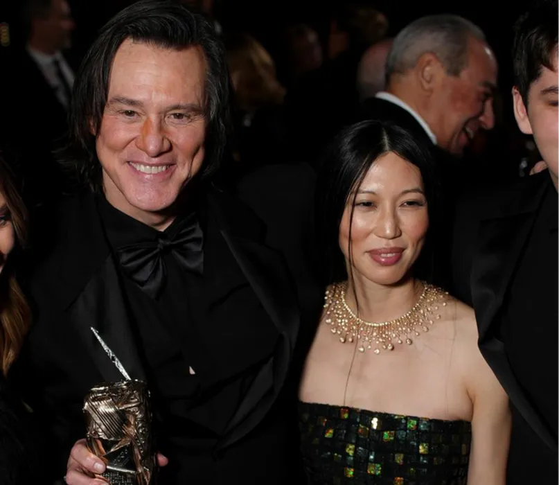 64-летний Джим Керри вышел в свет со своей возлюбленной — азиатской художницей. Фото: соцсети