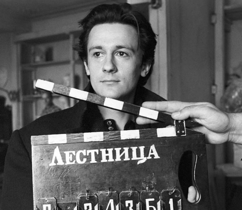 Молодой Олег Меньшиков на съемках фильма «Лестница». Фото: Instagram*