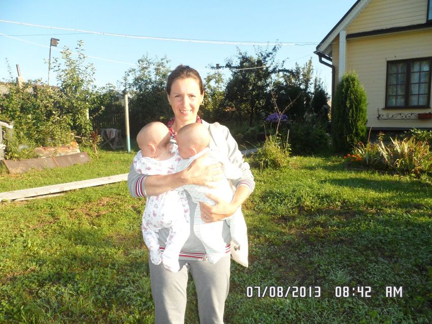 Александра с новорождёнными близнецами. Фото: личный архив Александры
