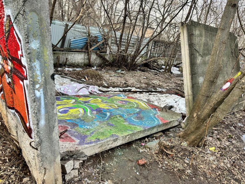 Этой упавшей плитой убило 7-летнюю девочку в Мытищах. Фото: @t.me/mosoblproc