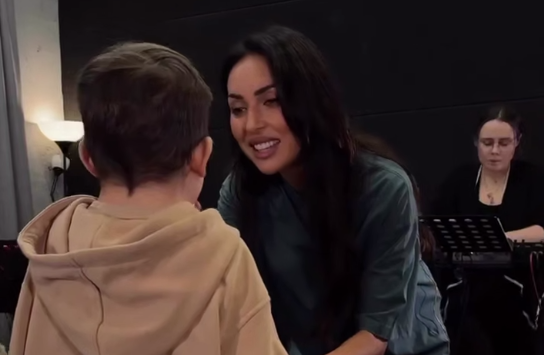 9-летний сын Алсу пошел по стопам матери и уже перепевает ее песни. Фото: соцсети