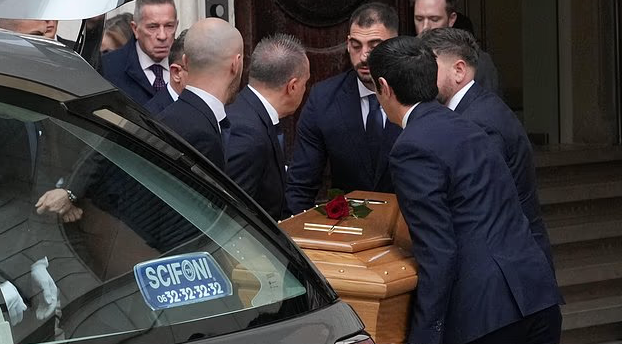 Гроб с телом Валентино Гаравани прибывает для прощания в штаб-квартиру фонда Валентино в Риме в среду, 21 января. ФОТО: соцсети