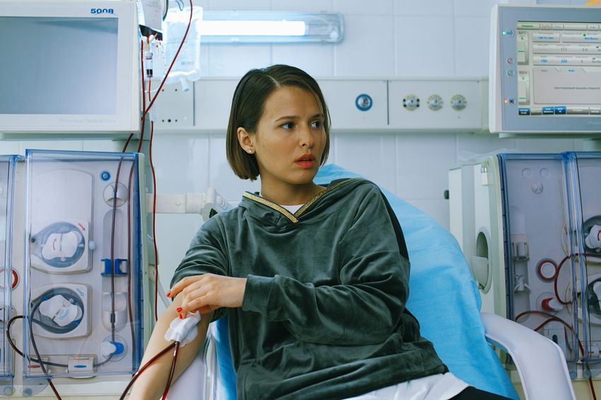Взяточница Наташа сталкивается со смертельной опасностью. Кадр из сериала «Почка», 1-й сезон, 2022, реж. Мария Шульгина