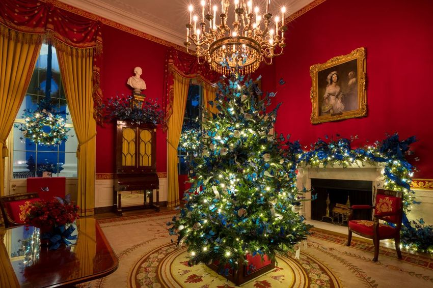 В США в Белом доме установили 50 елок к Рождеству и пряничный домик, весом 50 кг. Фото: соцсети