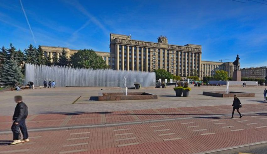 В Питере 4-летний ребенок поскользнулся у фонтана и разбил голову. Фото: t.me/mashmoyka