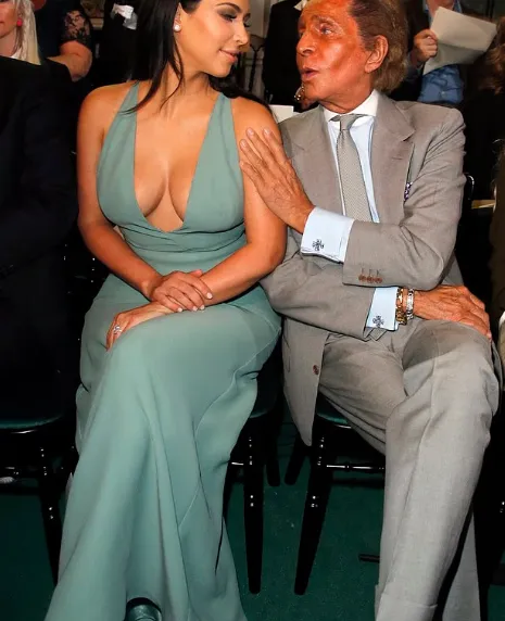 Ким Кардашьян с Валентино в откровенном платье от маэстро. ФОТО: соцсети