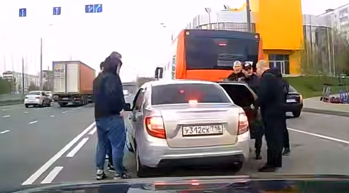 В Татарстане банда таксистов избила мужчину, который бесплатно подвозил людей. Фото: t.me/mash_iptash