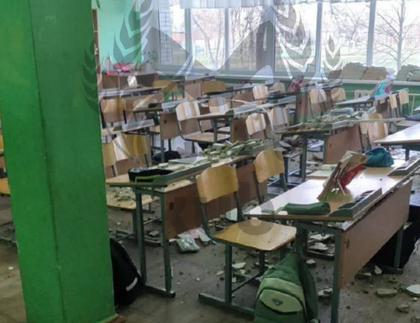В Адыгее на третьеклассников рухнул потолок из-за ремонта в туалете школы. Фото: t.me/kub_mash