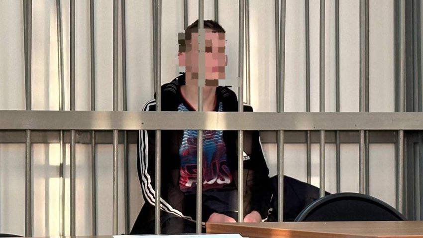 В Иркутске парня, который зарезал девятиклассника на автобусной остановке, будут судить по трем уголовным делам. Фото: @t.me/babr_mash