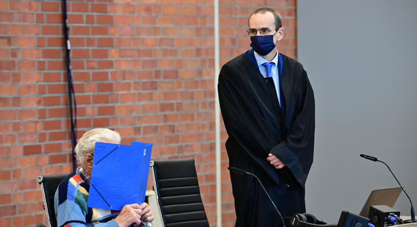 100-летний Йозеф Шютц прячет лицо в ожидании начала суда в Бранденбурге-на-Гавеле. Фото: ici.radio-canada.ca