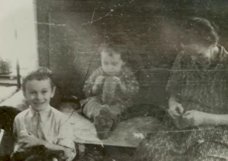 Урок от бабушки по подшиванию валенок для маленького Сережи и его сестры. ФОТО из личного архива