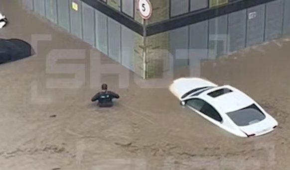 Москву и Подмосковье затапливает ливень: по улицам плавают машины, здания тонут. Фото: t.me/shot_shot