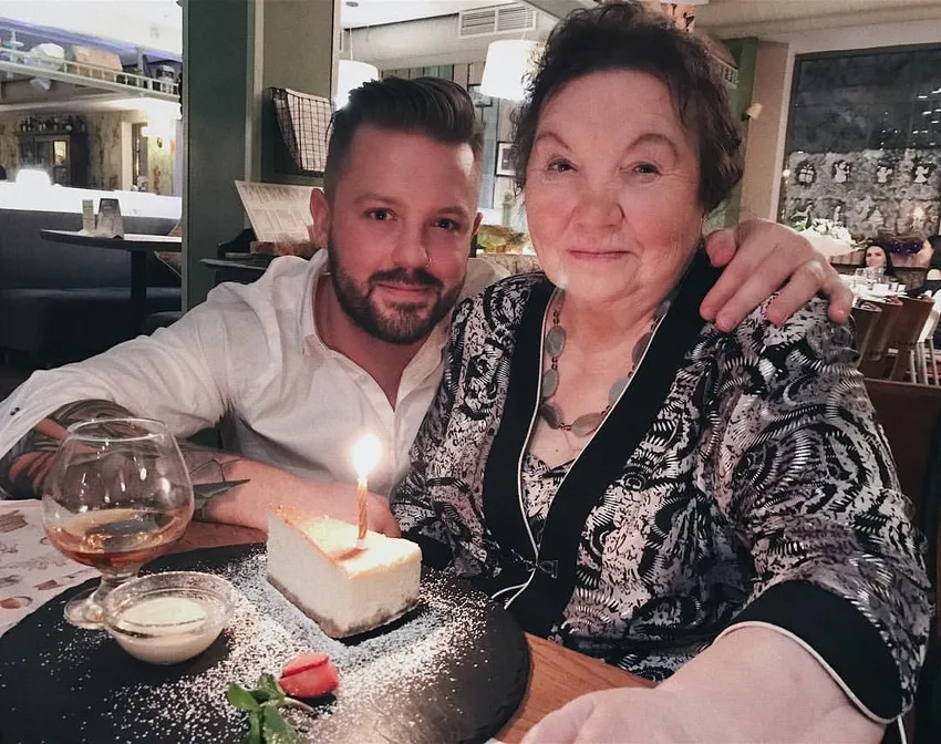 Певец с бабушкой Галиной Гавриловной. Фото: vk.com/arsenyborodinofficial