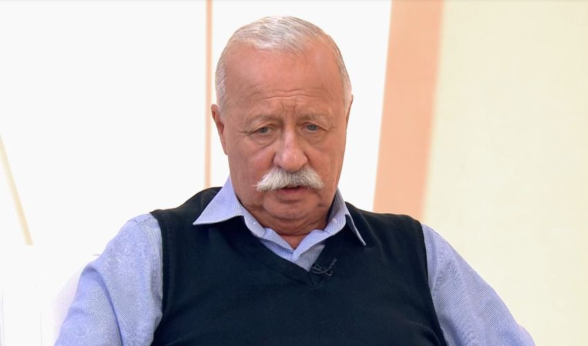 Леонид Якубович сейчас активно снимается в кино и продолжает вести культовую передачу «Поле чудес». Фото: кадр из передачи «Судьба человека»