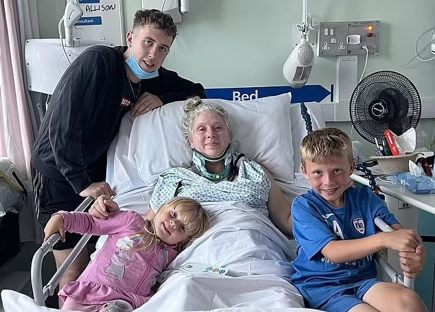 Джемма с детьми в больнице после того, как пришла в себя. Фото: dailymail.co.uk