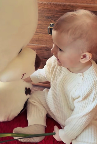 Виктория с любопытством рассматривает огромного плюшевого медведя. ФОТО: соцсети