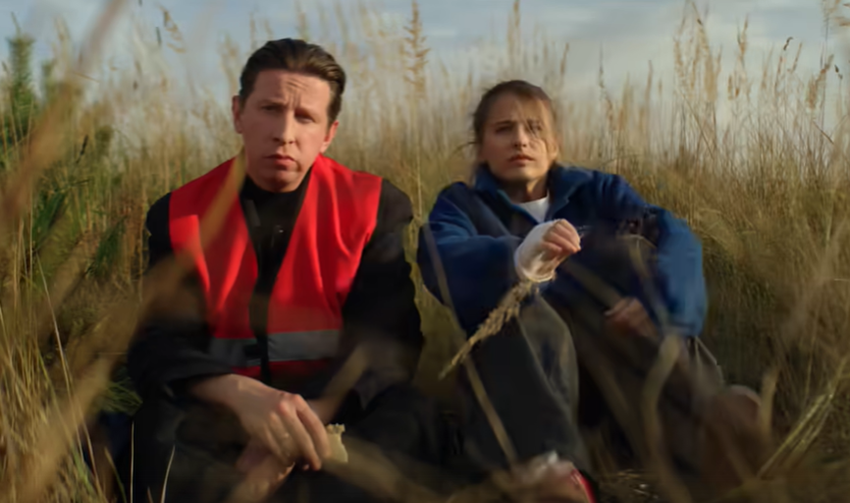 Брат всегда готов помочь Наташе... советом. Кадр из сериала «Почка», 3-й сезон, 2025, реж. Мария Шульгина