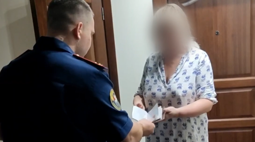 Момент обыска у чиновницы дома. ФОТО: t.me/kras_mash