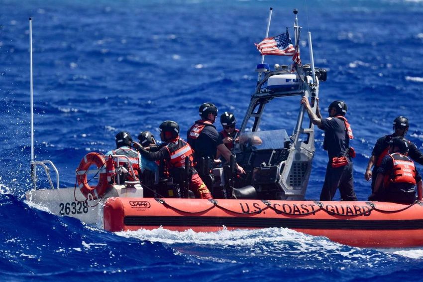 Трое мореплавателей спасены благодаря слаженным действиям команды. Фото: cbsnews.com