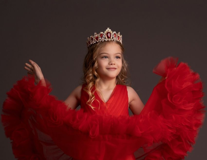 Маленькая принцесса уже готовится стать королевой. Фото: vk.com/id202553430