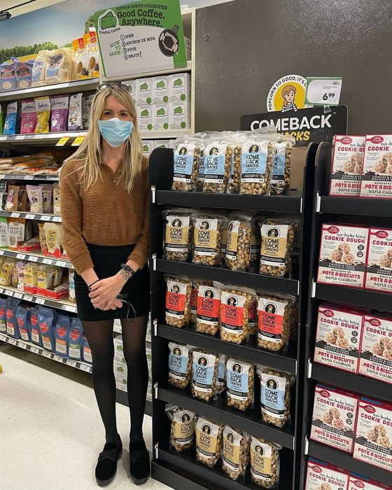 Эмили у витрины со своим продуктом. Фото: thesun.co.uk