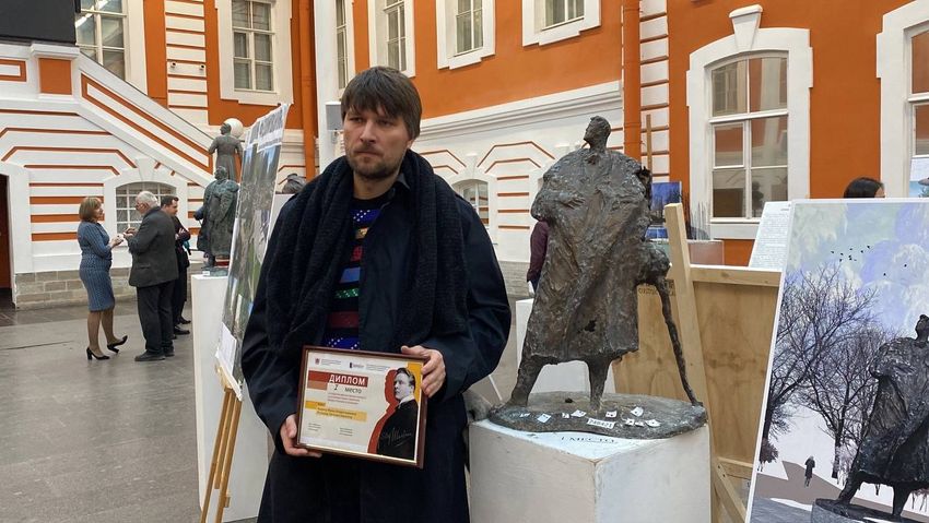 Скульптор и его творение. Фото: Комитет по градостроительству и архитектуре / vk.com/kgagov 